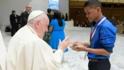 Joven brasileño obsequia al Papa Francisco un rosario hecho con semillas de açaí 2 Brasileiro presente papa