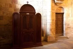 La ley australiana contra el sacramento de la confesión 2 6 2