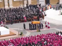 Con Benedicto sería normal “el ritual previsto para los funerales de los Papas”, dice Consultor vaticano 3 Esequie Santo Padre 011