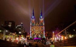 Luzes de Natal iluminam a fachada da Catedral de Sydney na Autralia