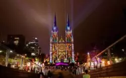 Las luces navideñas iluminan la fachada de la Catedral de Sídney en Australia 2 Luzes de Natal iluminam a fachada da Catedral de Sydney na Autralia
