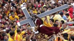 Milhares de devotos participam da procissao do Nazareno Negro nas Filipinas 1 700x394 1