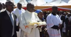 Seminarista cego e ordenado sacerdote catolico no Quenia 1 700x368 1