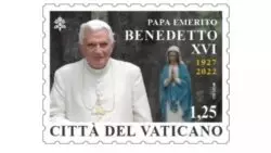 Correos del Vaticano emite sello conmemorativo de Benedicto XVI 2 Correios do Vaticano lancam selo comemorativo de Bento XVI 700x394 1