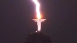 Fotografo registra raio caindo sobre o Cristo Redentor no RJ 700x393 1