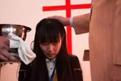 China comunista crea aplicativo para controlar asistencia de creyentes a servicios 2 640px A girl going to join the church2