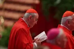 Papa exige a Curia Romana ‘apretarse el cinturón’ – Pero ¿y los ‘otros privilegiados’? 2 85760 20150524 GK 2