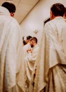 Adoradores y devotos del Rosario: así eran los que se ordenarán sacerdotes este año en EE.UU. 2 gianna bonello ske0 9TRsyI unsplash