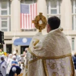 Procissao Eucaristica reune centenas de Catolicos em Washington 2 768x653 1