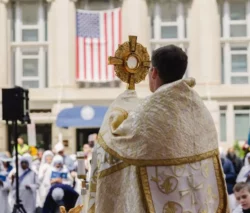 Procissao Eucaristica reune centenas de Catolicos em Washington 2 768x653 1