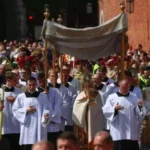 Procissoes de Corpus Christi reunem milhares de fieis na Polonia 700x381 1