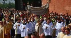 Procissoes de Corpus Christi reunem milhares de fieis na Polonia 700x381 1