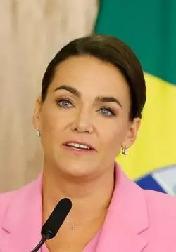 Presidente húngara: Putin se siente fuerte y juega a una guerra larga 2 20 06 2022 Cerimonia Oficial de chegada da Excelentissima Senhora Katalin Novak Presidente da Hungria 52209559483 cropped