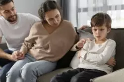 Honrar a padre y madre - Las implicaciones de ese mandamiento 2 abordagem dos pais e da crianca triste 768x511 1