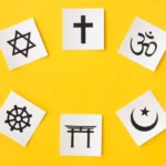 vista superior de simbolos religiosos 700x525 1
