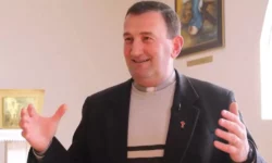 Crucifixo salva a vida de sacerdote catolico baleado por assaltantes 1