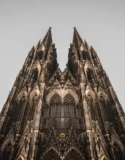 Para el hombre pequeñito y sufridor de hoy, la súplica a la Virgen de la Grandeza 3 yunus gogce hG5HaWZVN18 unsplash
