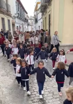 Imagen de la Virgen Niña, cargada en hombros de niños 3 4 8