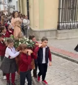 Imagen de la Virgen Niña, cargada en hombros de niños 2 Sin titulo 11