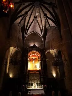 El Hollywood-Mall que mata vs. la capilla oscura de Huysmans 3 6 4