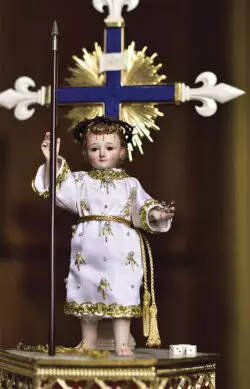 ¿Era “Jesús” el nombre más conveniente para el Hombre-Dios? 2 Menino Jesus com os simbolos da Paixao