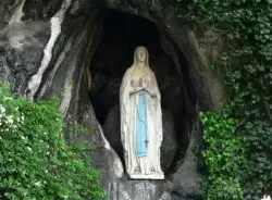 Santuario de Lourdes prevé reabrir las piscinas para los peregrinos 2 810px VirgendeLourdes 1 aspect ratio 394 290