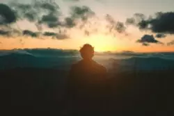 Felicidades inocentes, felicidades católicas, no las ‘felicidades-droga’ 2 silviu zidaru DwJqS3QTFpo unsplash