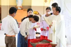 Camboja 185 jovens sao batizados durante a Vigilia Pascal 1
