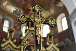 Catedral de Westminster promove exposicao de crucifixos