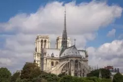 ¿Cómo la disolución de la Asamblea Nacional francesa afecta a los vitrales ‘contemporáneos’ de Notre-Dame? 2 Presidente frances convida Papa para reabertura da Catedral de Notre Dame de Paris 700x466 1