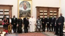Presidente de Malawi se reúne con el Papa Francisco en el Vaticano 2 Presidente do Malawi se encontra com o Papa Francisco no Vaticano 3