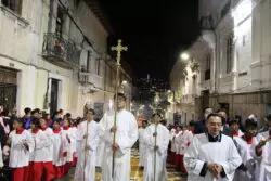 Magna procesión con el Santísimo en calles de Quito, en Congreso Eucarístico 2 6 3