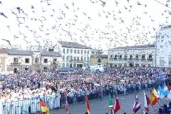 Magna procesión con el Santísimo en calles de Quito, en Congreso Eucarístico 3 7 3