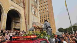 Santuario Nacional de Aparecida recebe visita de urna com reliquias de Santa Teresinha 1