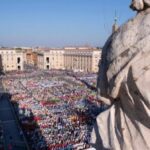 Papa Francisco se encontra com acolitos e coroinhas na Praca de Sao Pedro 3 700x394 1