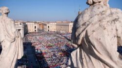 Papa Francisco se encontra com acolitos e coroinhas na Praca de Sao Pedro 3 700x394 1