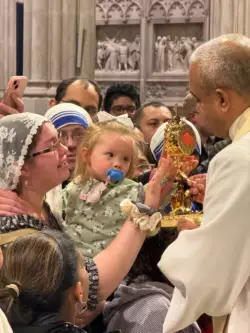 Miles participaron de procesión eucarística en las calles de Nueva York 4 baby venerates relic