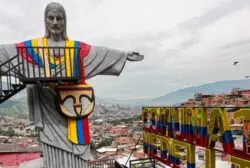 En Medellín – Colombia, se inaugura Cristo de 11 metros de altura en antigua zona de violencia 2 9