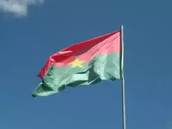 Burkina Fasso, con terrorismo musulmán pero lugar donde aumentan vocaciones sacerdotales 2 BurkinaFaso flag LaGacilly
