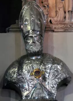 San Mansueto, Obispo de Milán: Defensor de la Ortodoxia Cristiana Contra el Monotelismo 2 079 Basilica of Saint Eustorgius in Milan Italy Main altar Saint Mansuetus 1