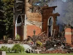 La farsa de restos de niños indígenas en internados católicos: gobierno de Canadá no halló ni uno solo 2 Iglesia en Morinville 2 768x580 1