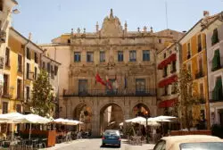 La ‘guerra civil’ llega al Ayuntamiento de Cuenca-España: memorial sólo para los católicos 2 800px Ayuntamiento de Cuenca