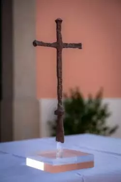 Patriarca de Lisboa celebró Eucaristía con la Cruz de la primera Misa en el Brasil 3 Patriarca de Lisboa celebra Eucaristia com a Cruz da primeira Missa no Brasil 2 768x1153 1