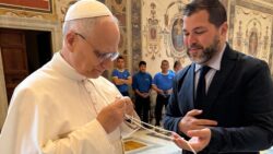 Papa ganha cruz peitoral de prata com reliquia de Sao Leao Magno 1