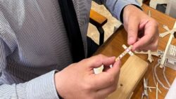 Papa ganha cruz peitoral de prata com reliquia de Sao Leao Magno 2