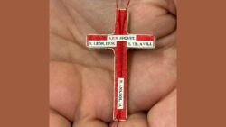 Papa ganha cruz peitoral de prata com reliquia de Sao Leao Magno 4
