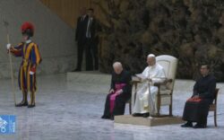 El secretario del Papa: un sacerdote peruano de 36 años 3 secretario papa 700x437 1