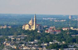 En EE.UU: Las denuncias de abusos sexuales a menores del clero católico disminuyeron en más del 30% 1 Basilica of the National Shrine of the Immaculate Conception from atop Washington Mnt