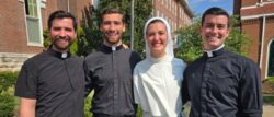 Dos curas y una monja: la vocación nació del amor libre 1 morrisonnn
