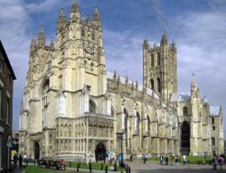 Reino Unido ya no es mayoritariamente cristiano – Anglicanismo se esfuma 1 Canterbury Cathedral Portal Nave Cross spire